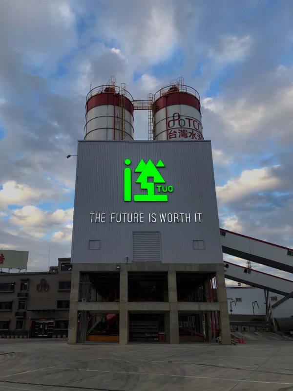 發光燈殼字TUO / logo-550*540 cm / 英文字 1200*100