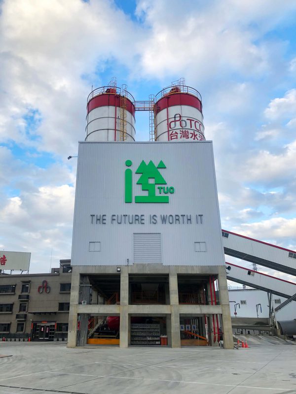 發光燈殼字TUO / logo-550*540 cm / 英文字 1200*100